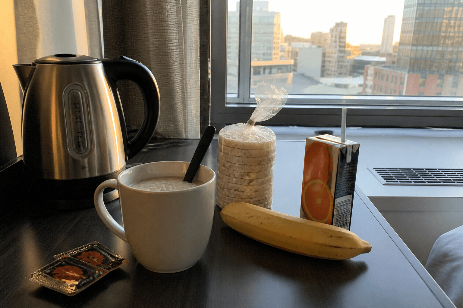 Hotel-room vegan race breakfast with rice cakes, banana, maple, and a kettle, plantbaes.net